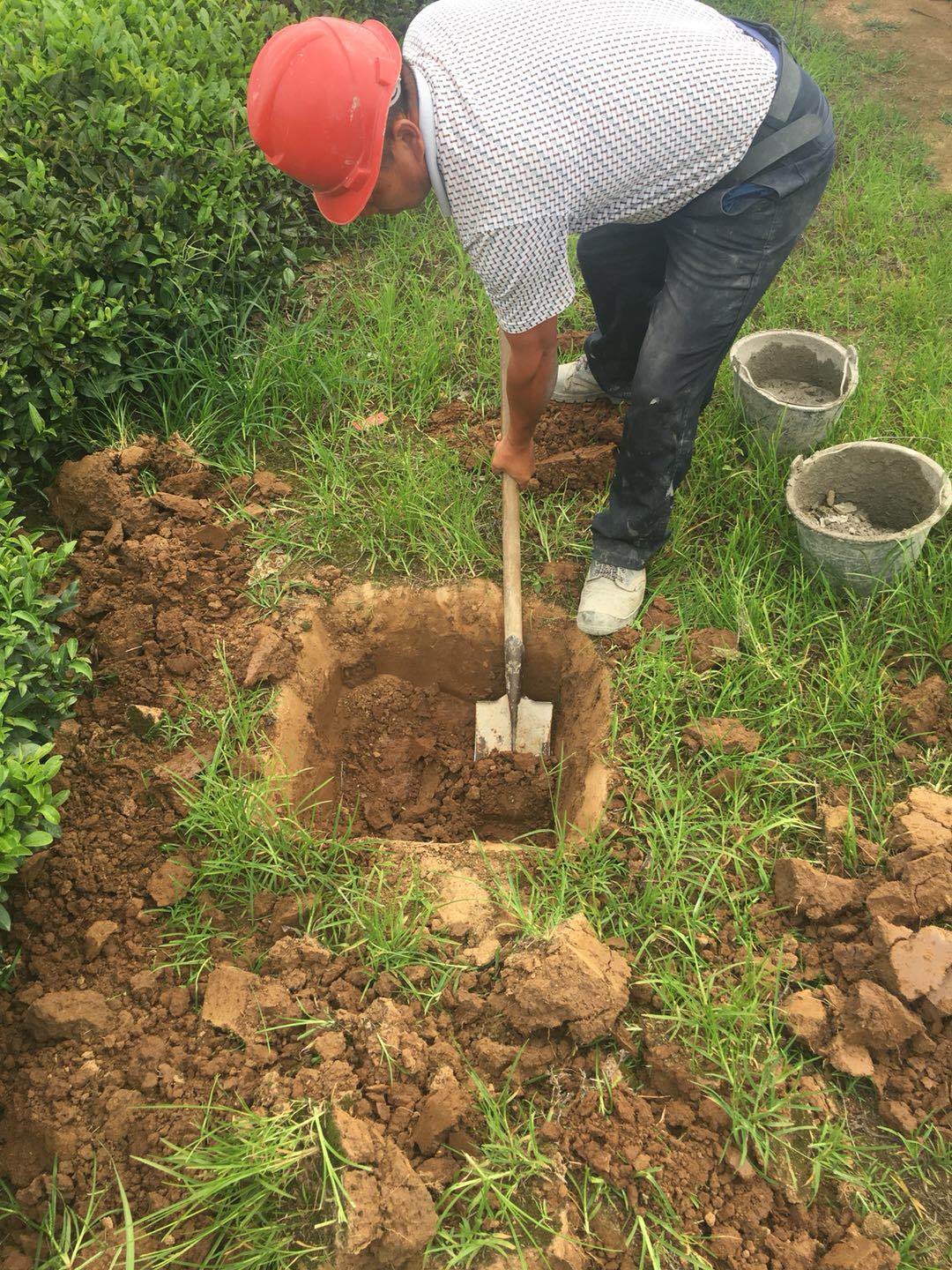 嚴格按照太陽能殺蟲燈地基圖尺寸開挖地坑