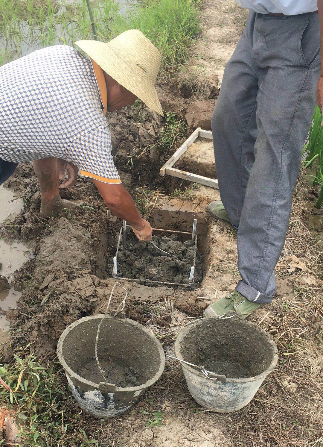 把地籠放到基坑內,倒入攪拌均勻的砂石