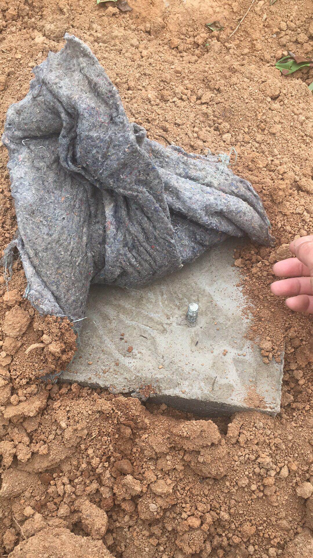 等水泥凝固后拆除模具,用保溫棉鋪蓋